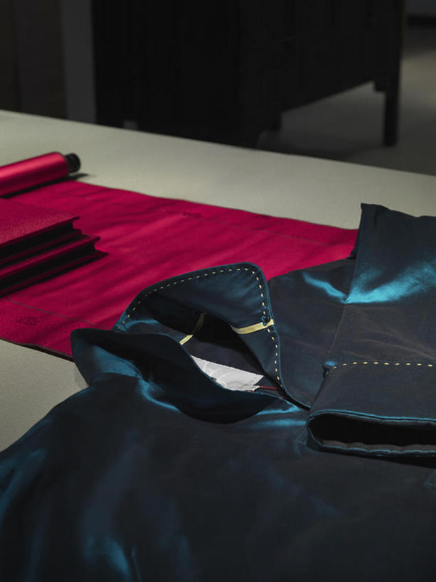 无人,家,竖图,室内,特写,衬衫,纺织品,一排,整齐,丝绸,房屋,干净,现代,传统,排列,衣服,蓝色,摄影,高雅,住房,风格,队列,中国文化,华贵,房地产,彩图,传统服装,唐装,传统文化,bj175