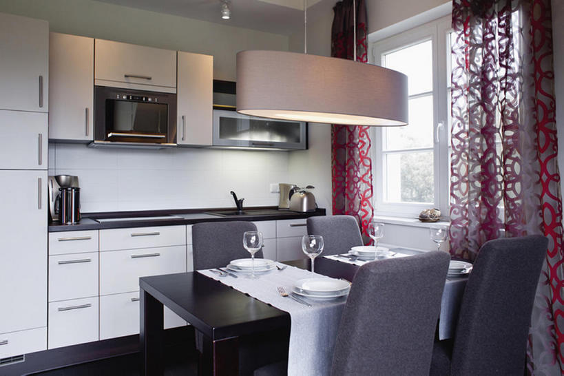 无人,家,横图,室内,白天,时尚,餐桌,厨房,窗户,餐具,德国,一排,整齐,饭厅,灶台,干净,现代,排列,摄影,风格,队列,房地产,开放式厨房,设计,彩图,餐馆,bj175