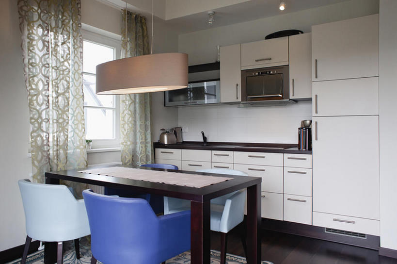 无人,家,横图,室内,白天,餐桌,厨房,椅子,德国,一排,整齐,饭厅,房屋,灶台,公寓,干净,现代,排列,摄影,风格,队列,房地产,开放式厨房,彩图,bj175